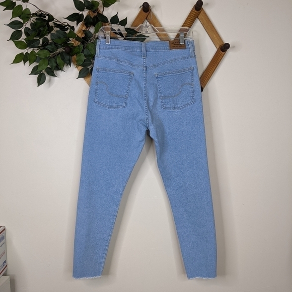 Levi's Heritage Signature Light Wash High Rise Skinny Jeans - Picture 3 of 9
